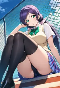 屋上にいる夏服姿の東條希の座りパンチラ