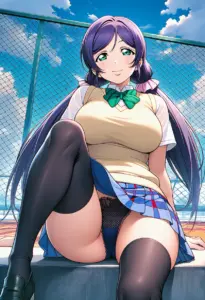 屋上にいる夏服姿の東條希の座りパンチラ