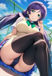 屋上にいる夏服姿の東條希の座りパンチラ