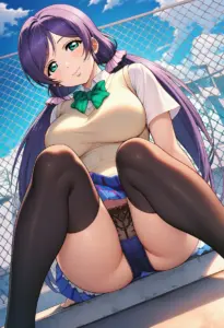 屋上にいる夏服姿の東條希の座りパンチラ