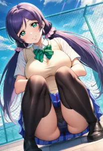 屋上にいる夏服姿の東條希の座りパンチラ