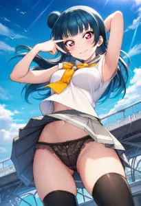 海辺にいる夏服姿の津島善子のパンチラ