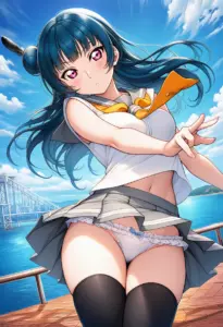 海辺にいる夏服姿の津島善子のパンチラ