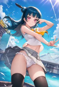 海辺にいる夏服姿の津島善子のパンチラ