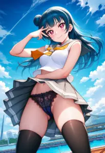 海辺にいる夏服姿の津島善子のパンチラ