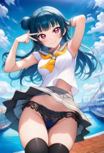 海辺にいる夏服姿の津島善子のパンチラ