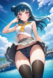 海辺にいる夏服姿の津島善子のパンチラ