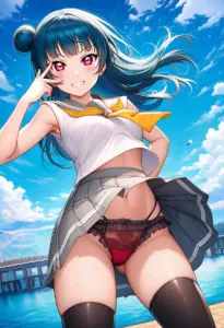 海辺にいる夏服姿の津島善子のパンチラ