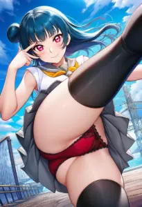 海辺にいる夏服姿の津島善子のパンチラ