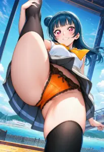 海辺にいる夏服姿の津島善子のパンチラ