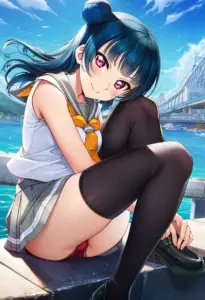 海辺にいる夏服姿の津島善子の座りパンチラ