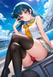 海辺にいる夏服姿の津島善子の座りパンチラ