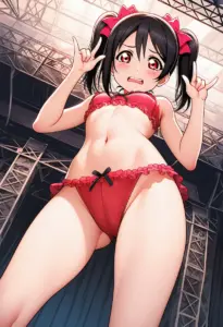 ステージで下着を露出させられる矢澤にこ