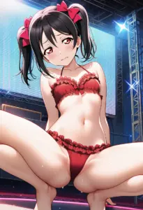 ステージで下着を露出させられる矢澤にこ