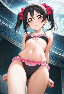 ステージで下着を露出させられる矢澤にこ