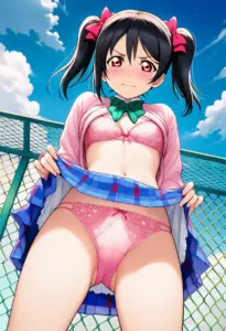 屋上で下着を露出させられる夏服姿の矢澤にこ