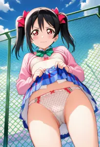 屋上で下着を露出させられる夏服姿の矢澤にこ