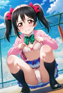 屋上で下着を露出させられる夏服姿の矢澤にこ