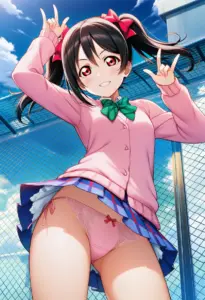 屋上にいる夏服姿の矢澤にこのパンチラ