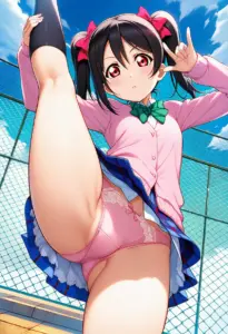 屋上にいる夏服姿の矢澤にこのパンチラ