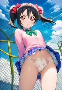 屋上にいる夏服姿の矢澤にこのパンチラ