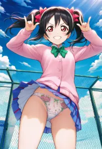 屋上にいる夏服姿の矢澤にこのパンチラ