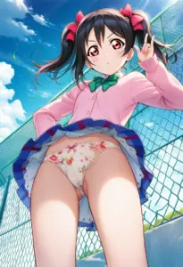 屋上にいる夏服姿の矢澤にこのパンチラ