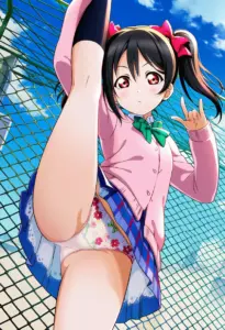 屋上にいる夏服姿の矢澤にこのパンチラ