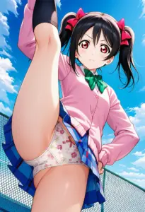 屋上にいる夏服姿の矢澤にこのパンチラ