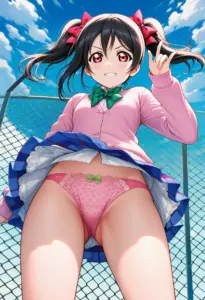 屋上にいる夏服姿の矢澤にこのパンチラ