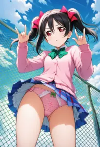屋上にいる夏服姿の矢澤にこのパンチラ