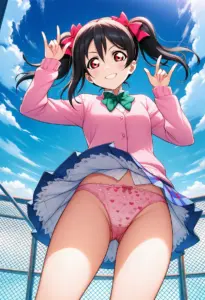屋上にいる夏服姿の矢澤にこのパンチラ
