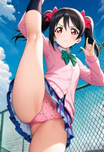 屋上にいる夏服姿の矢澤にこのパンチラ