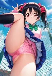 屋上にいる夏服姿の矢澤にこのパンチラ