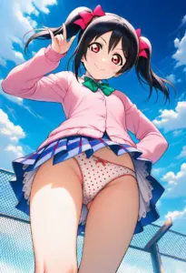 屋上にいる夏服姿の矢澤にこのパンチラ