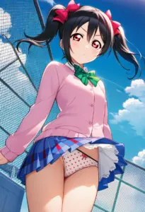 屋上にいる夏服姿の矢澤にこのパンチラ