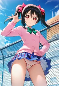 屋上にいる夏服姿の矢澤にこのパンチラ