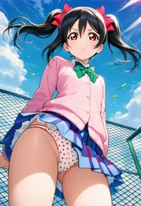屋上にいる夏服姿の矢澤にこのパンチラ