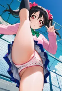 屋上にいる夏服姿の矢澤にこのパンチラ