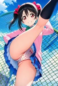屋上にいる夏服姿の矢澤にこのパンチラ