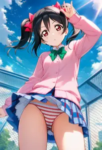 屋上にいる夏服姿の矢澤にこのパンチラ