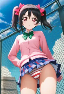 屋上にいる夏服姿の矢澤にこのパンチラ