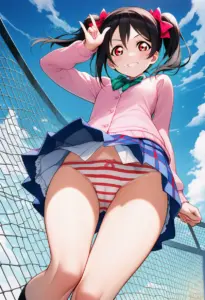 屋上にいる夏服姿の矢澤にこのパンチラ