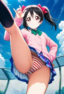 屋上にいる夏服姿の矢澤にこのパンチラ