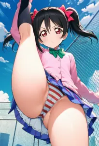 屋上にいる夏服姿の矢澤にこのパンチラ