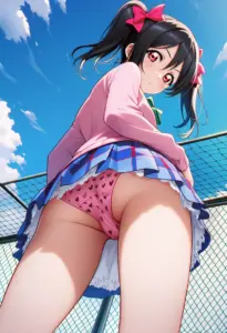 屋上にいる夏服姿の矢澤にこの背面パンチラ