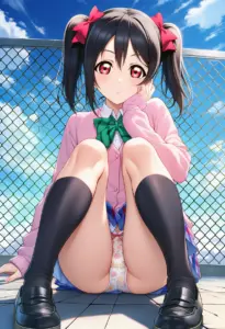 屋上にいる夏服姿の矢澤にこの座りパンチラ