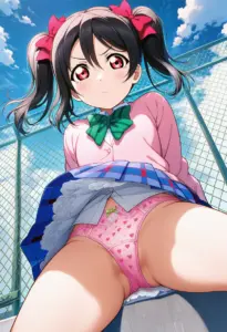 屋上にいる夏服姿の矢澤にこの座りパンチラ