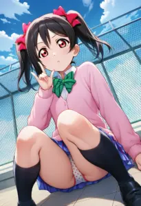 屋上にいる夏服姿の矢澤にこの座りパンチラ