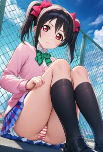 屋上にいる夏服姿の矢澤にこの座りパンチラ